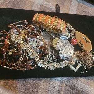MIXED ASSORTED LOT OF BROKEN, JUNK SCRAP JEWELRY
